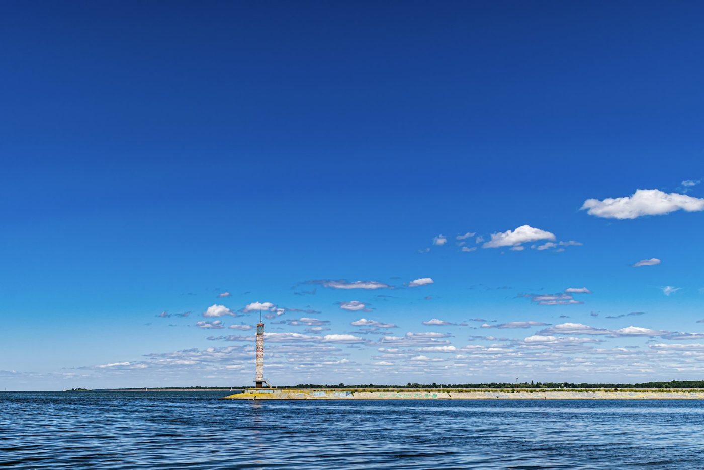 Плавуча платформа з морською вітровою турбіною в морі