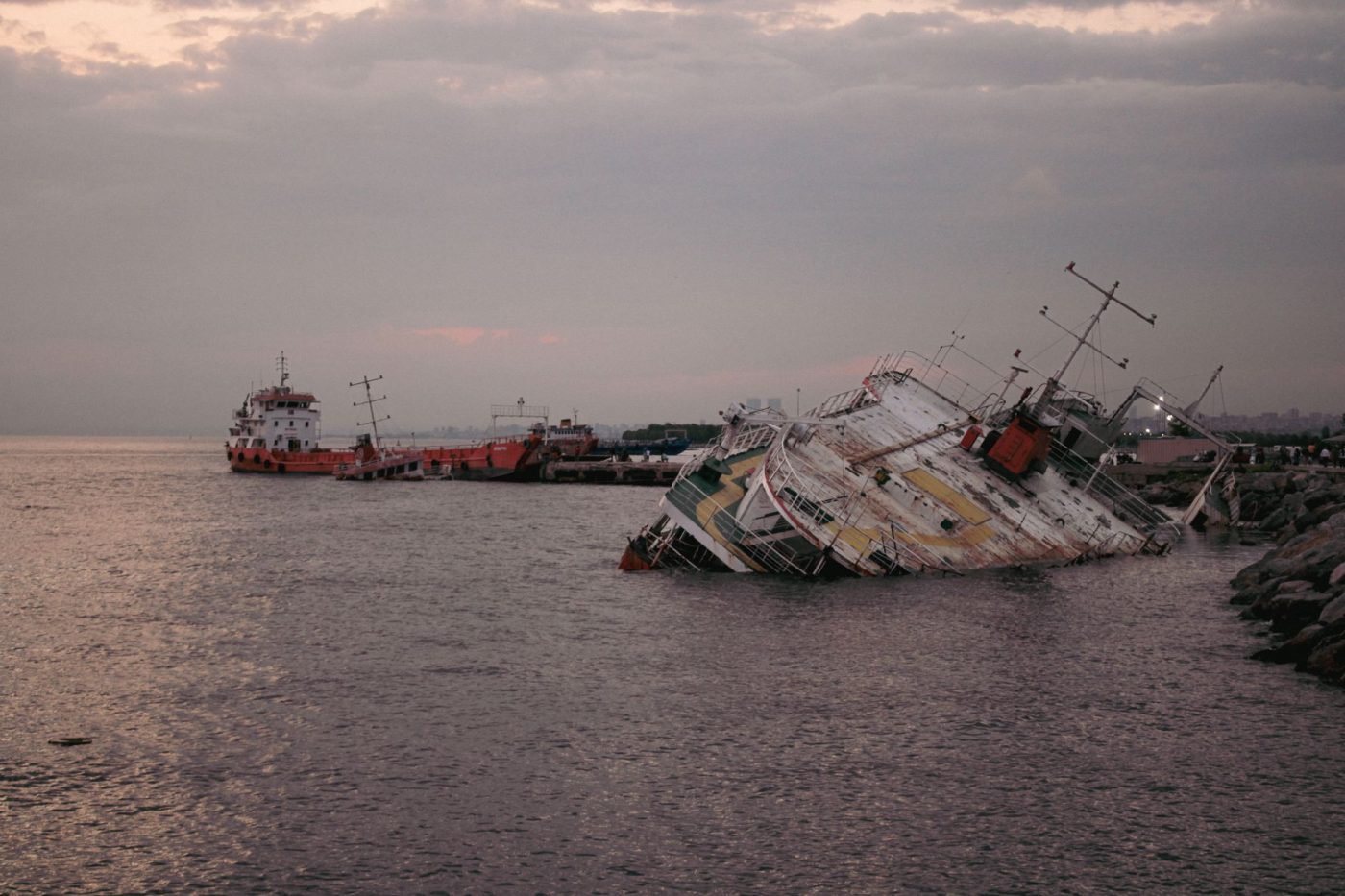 Контейнеровоз у Чорному морі, що зазнав атаки морських дронів біля берегів Болгарії
