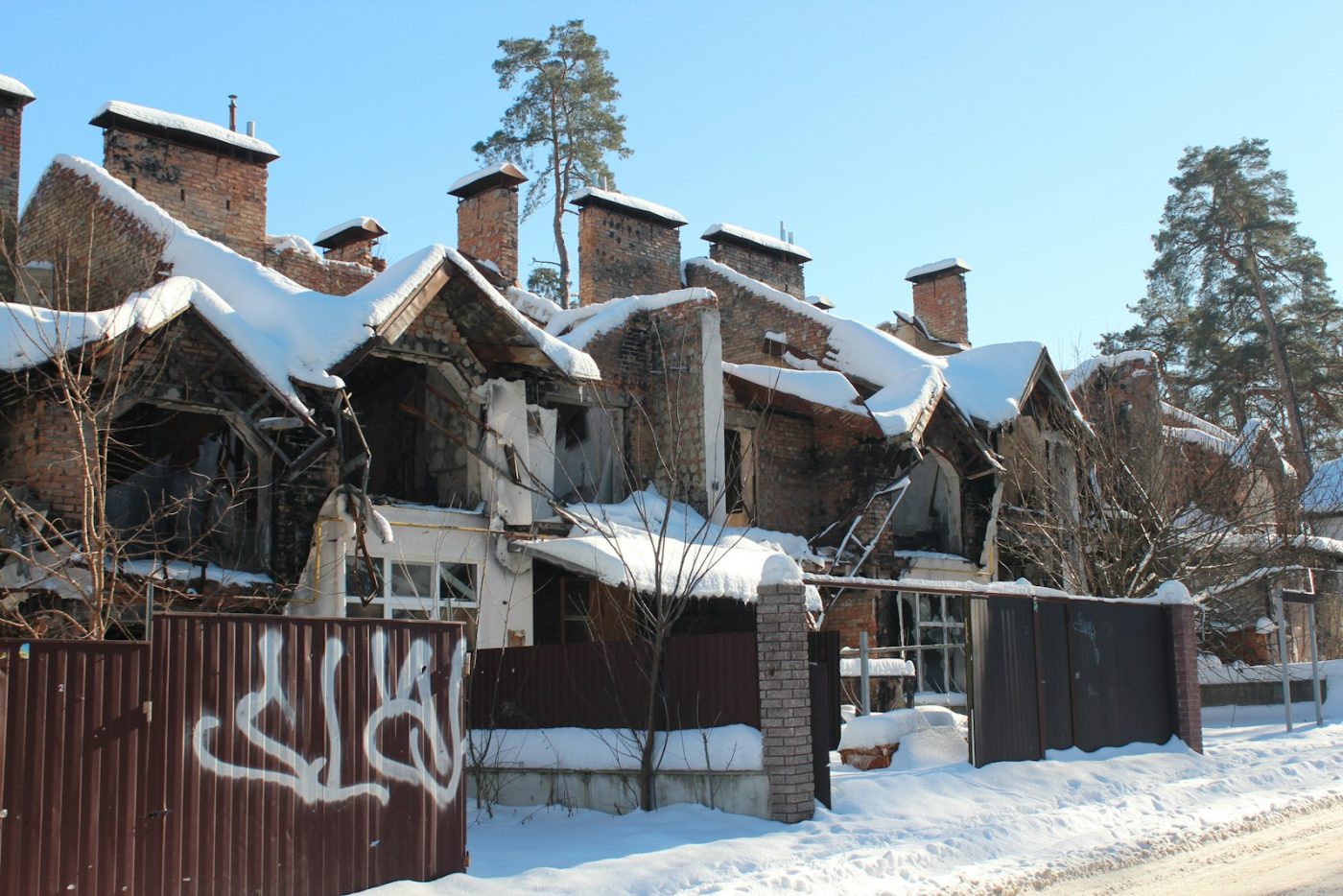 Пошкоджена електрична підстанція в Україні взимку після обстрілу