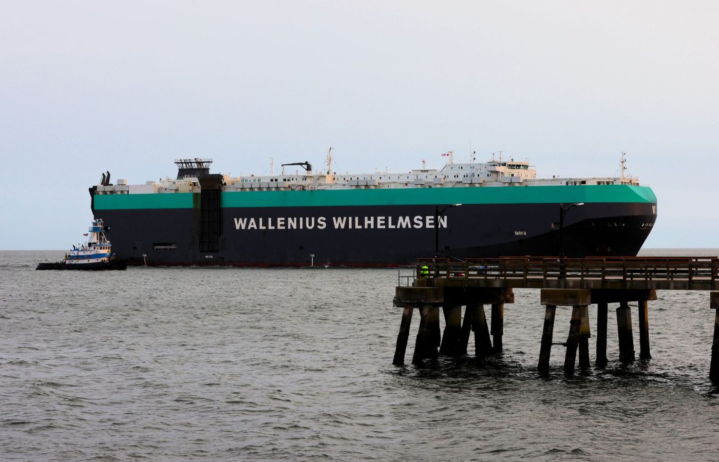 Сучасне вантажне судно Wallenius Wilhelmsen на зрідженому природному газі в морі.